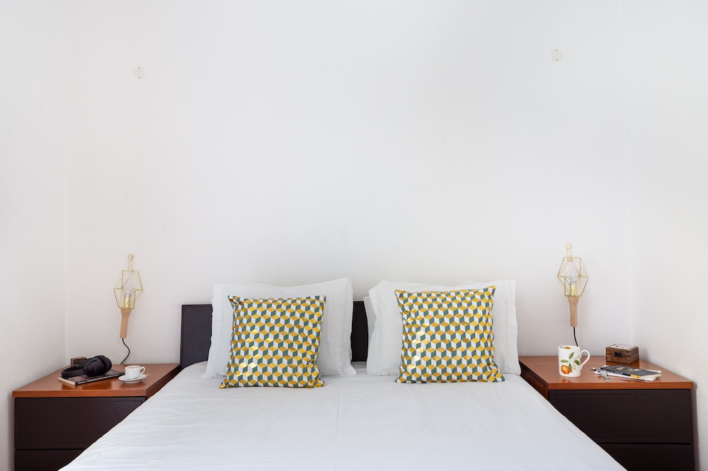 JOIVY Splendid 2BR Apt w/ parking&balcony, 10mins to Praça do Comércio view 3