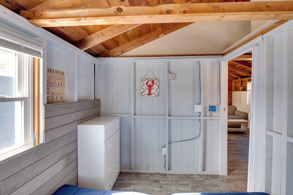Walk to Long Sands Beach: Cottage w/ Fire Pits!