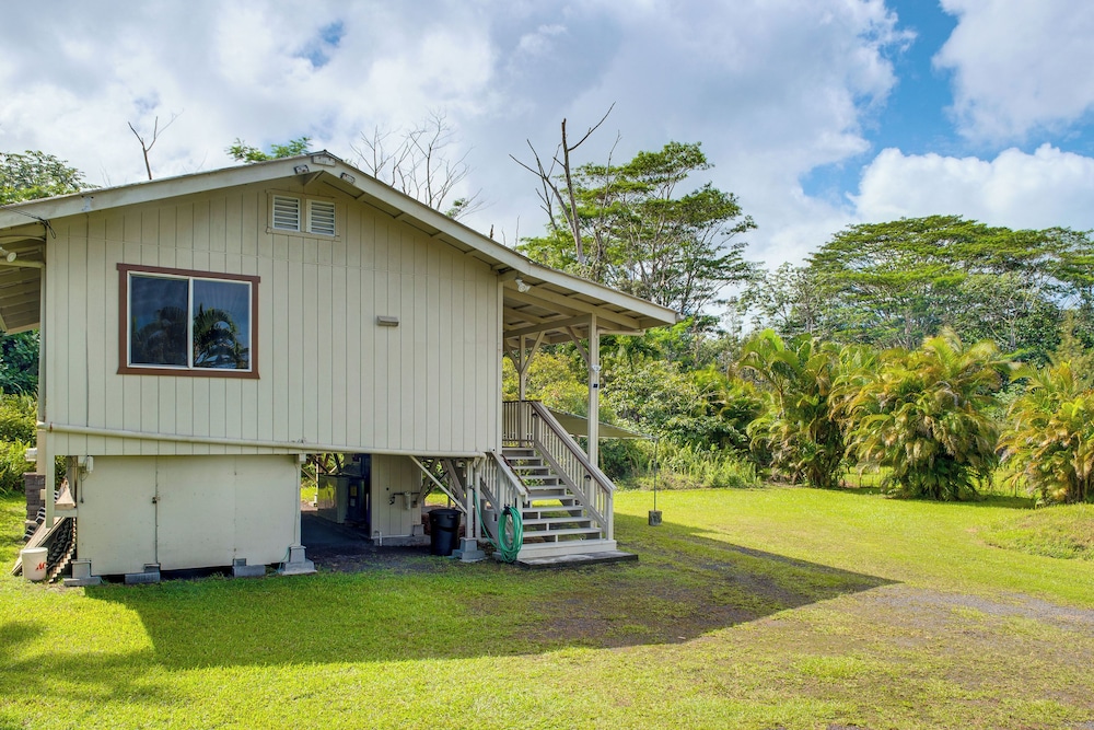 4 Mi to Beach: Keaau Retreat w/ Relaxing Porch!
