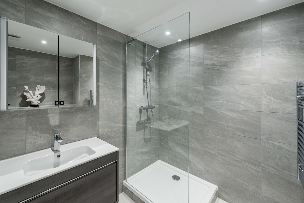 The Carlyle - Elegant Serviced Apartments