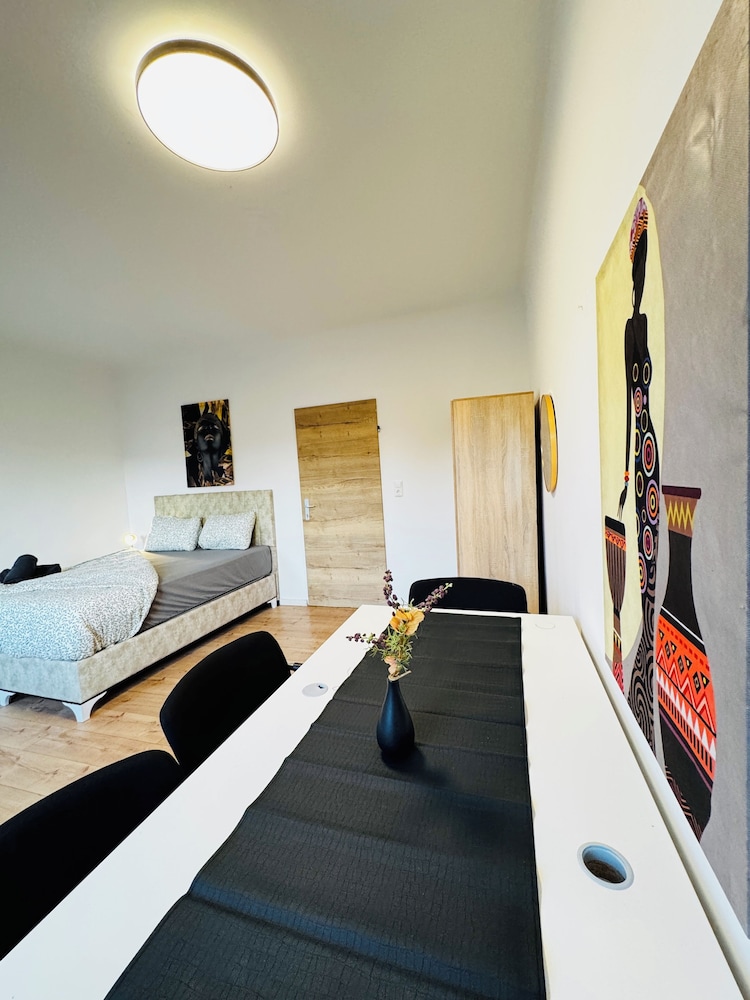Stylish 3BR Apt Outdoor Space Sleeps 8