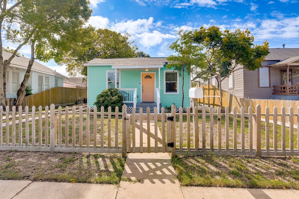Galveston Vacation Rental: Deck & Central Location