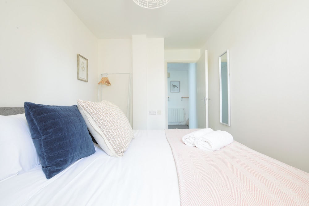 2 Bed Apartment Overlooking Water