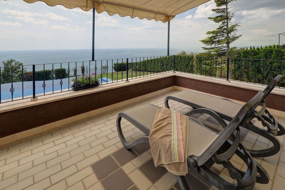 Lighthouse Luxe Estate Apart & Villas