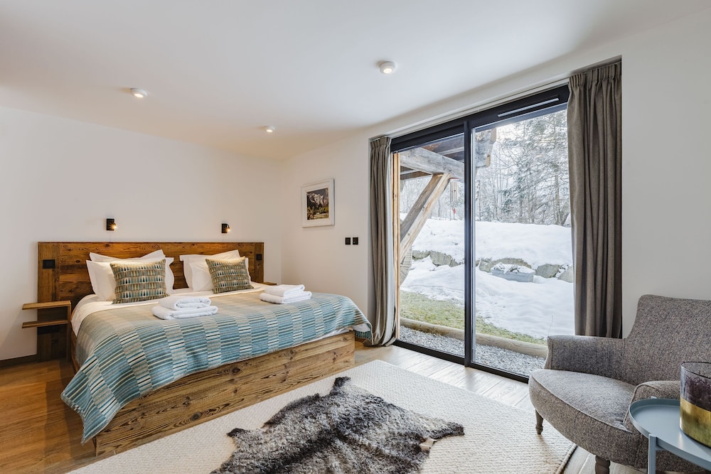 Chalet Black Squirrel Luxury Retreat With hot tub Sauna