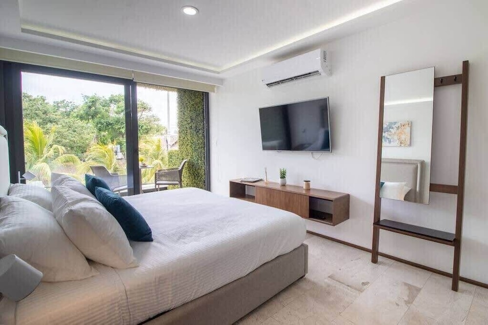 Ocean view Rooftop Studios with Pool