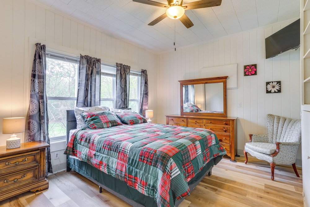 Half-mi to Dtwn Lufkin: Charming & Spacious Home!
