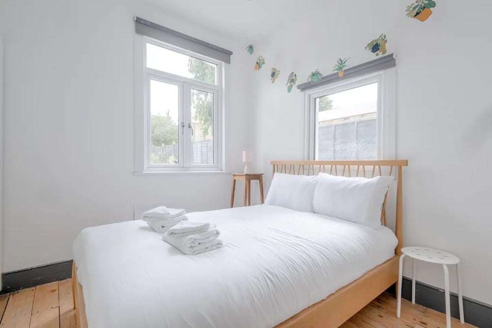 Lovely 3 Bedroom Apartment in Clapton With Garden