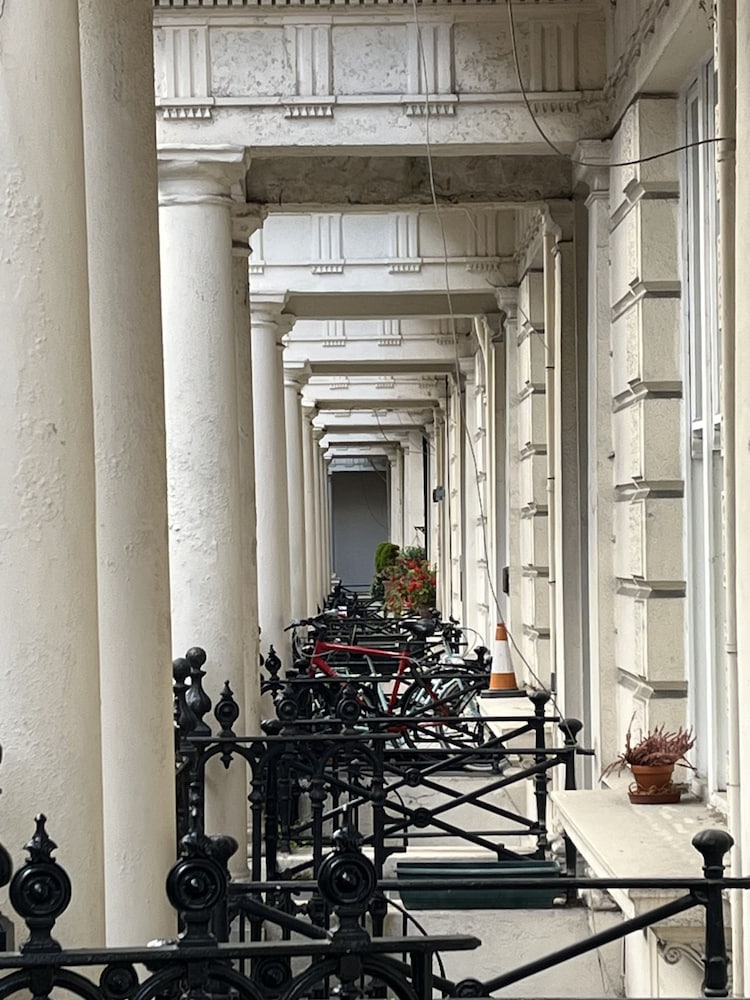 Newly Refurbished - Awesome 3 Bedroom Notting Hill Very Central With a Balcony