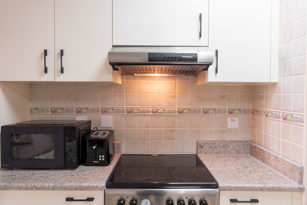 Cozy 1-bedroom Apartment for 5 in Motor City