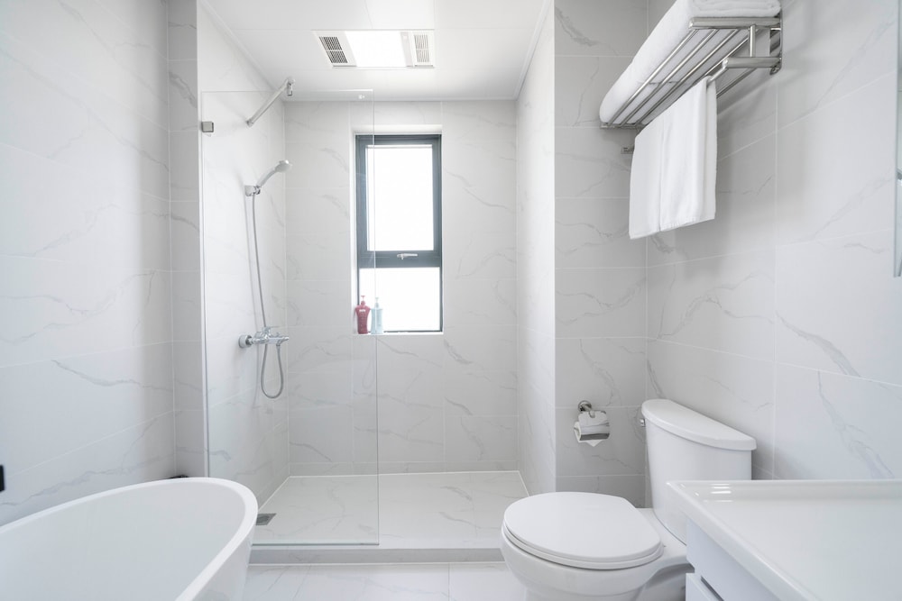 Tyms Elegant 4BR 2BA Apt in Xujiahui