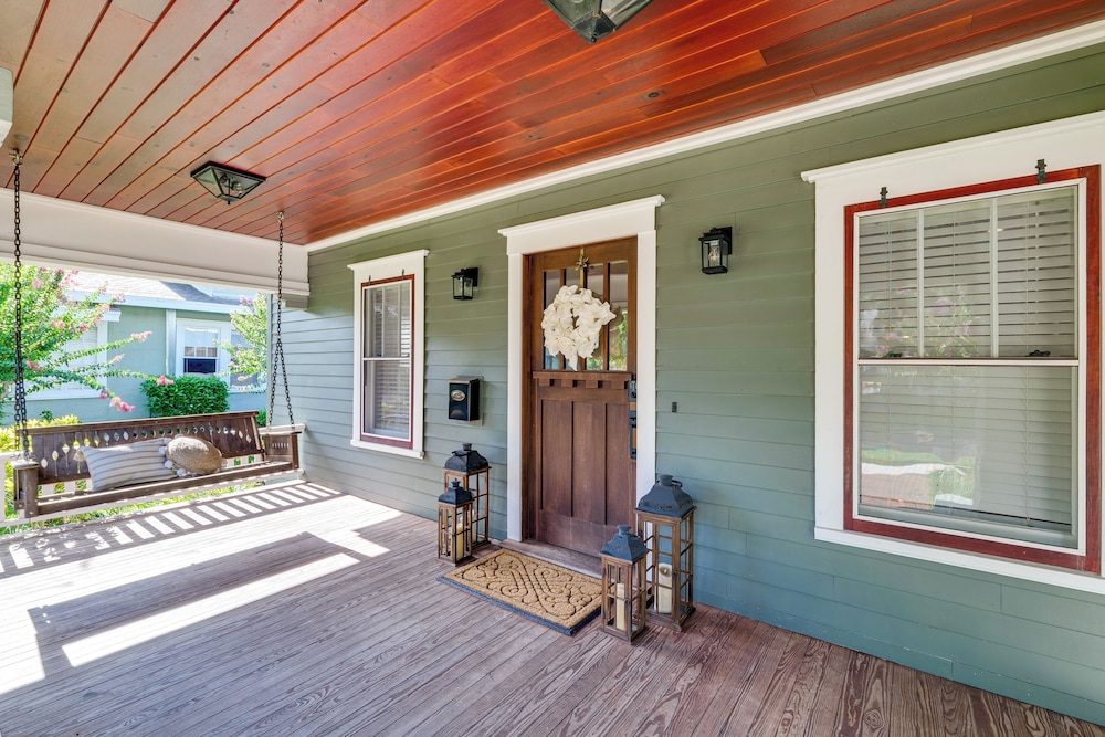 Renovated, Stylish Retreat w/ Patio in Lakeland!