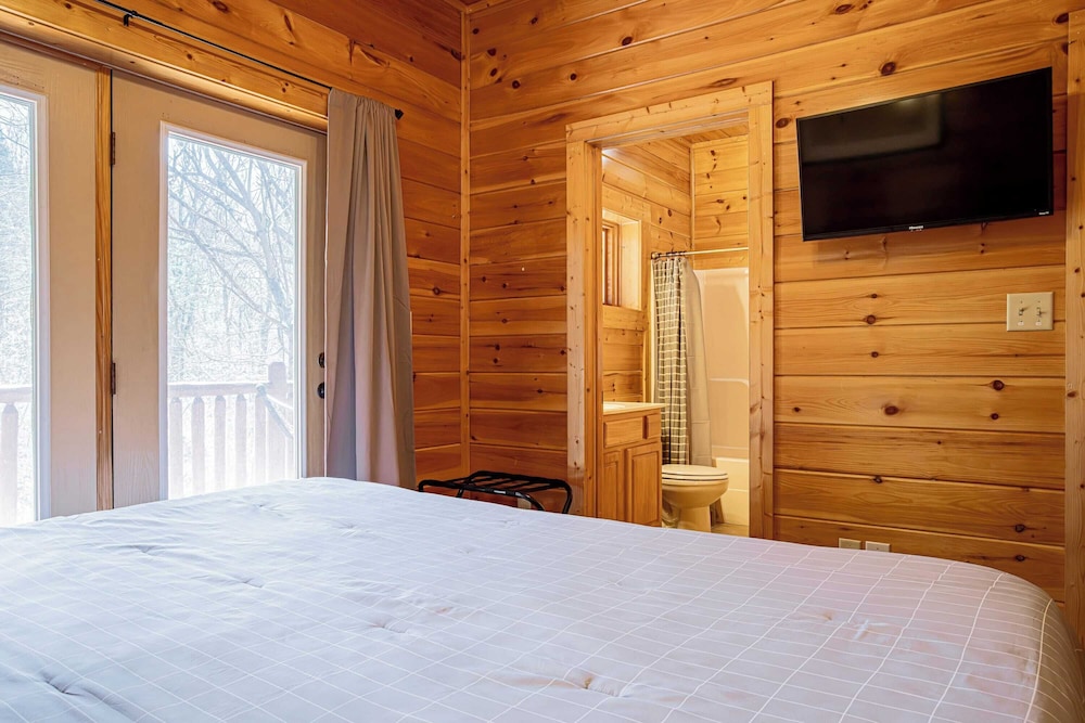 Bear Creek Way by Avantstay Hot Tub, Game Room, Air Hockey, Near Dollywood & Smoky Trails