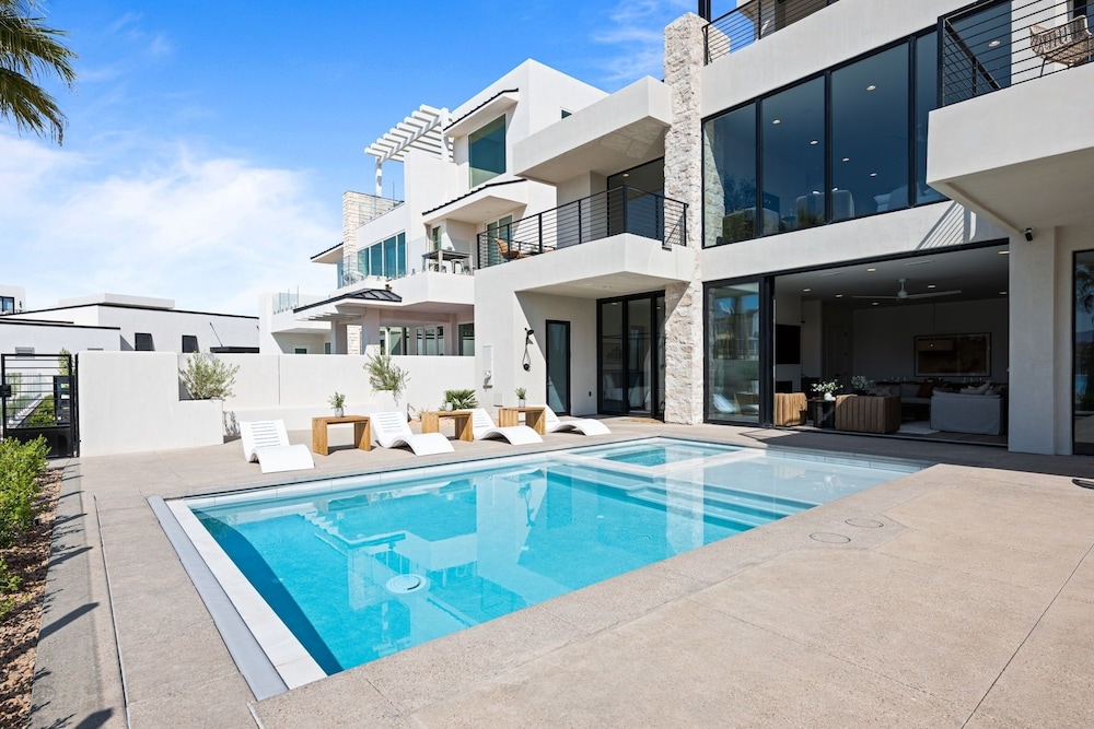 Lagoon Life Beach House 7 Bedroom Home view 4