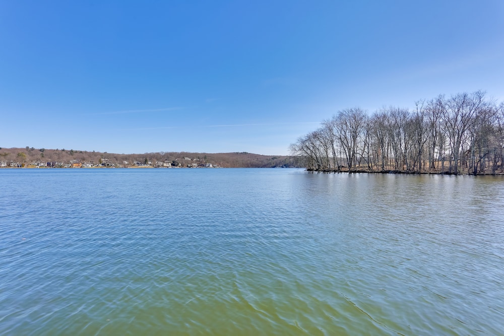 Greenwood Lake Cottage w/ Shared Dock & Hot Tub!