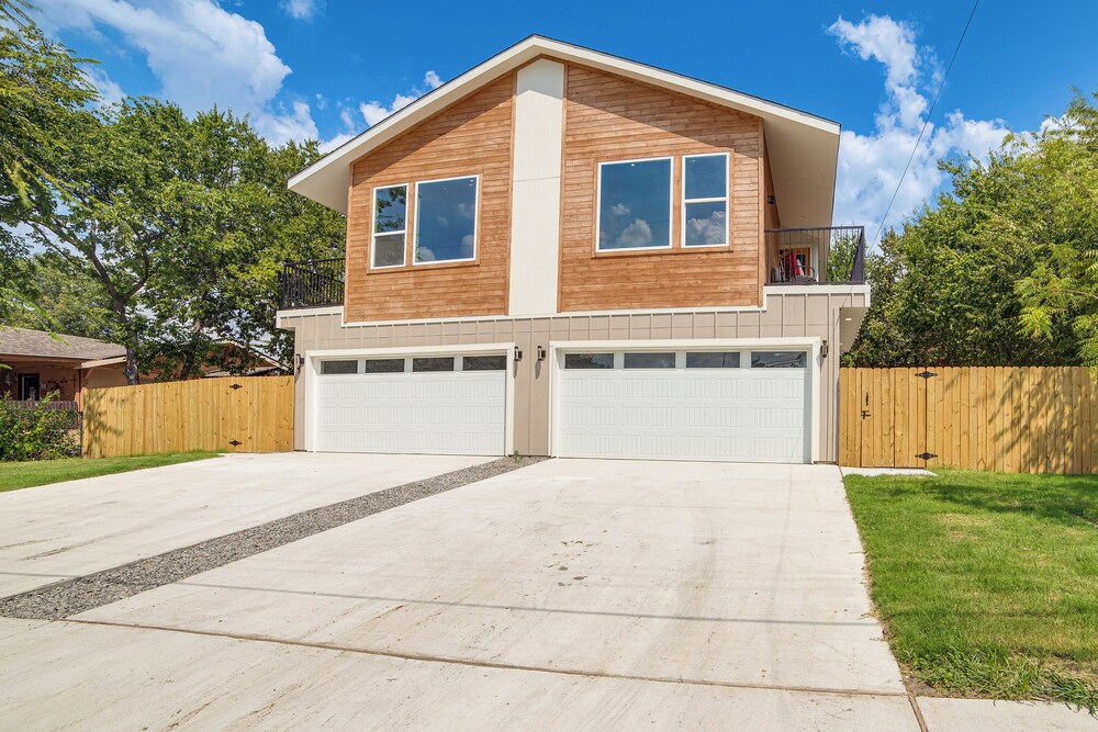 3 Mi to Dtwn Dallas: Pet-friendly Retreat w/ Yard