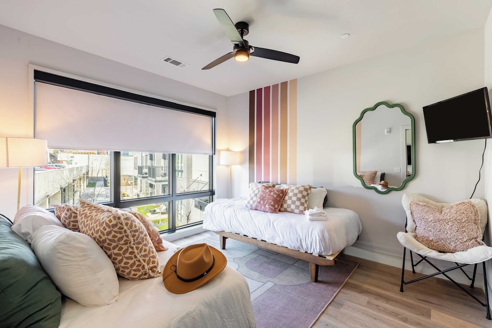 Sleeps 24 4 Modern Midtown Apartments w/ Gym + Pool Walkable to Shops & Eats