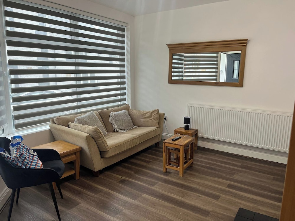 Llangollen 4-bed, Sleeps 8 With Garden & Parking