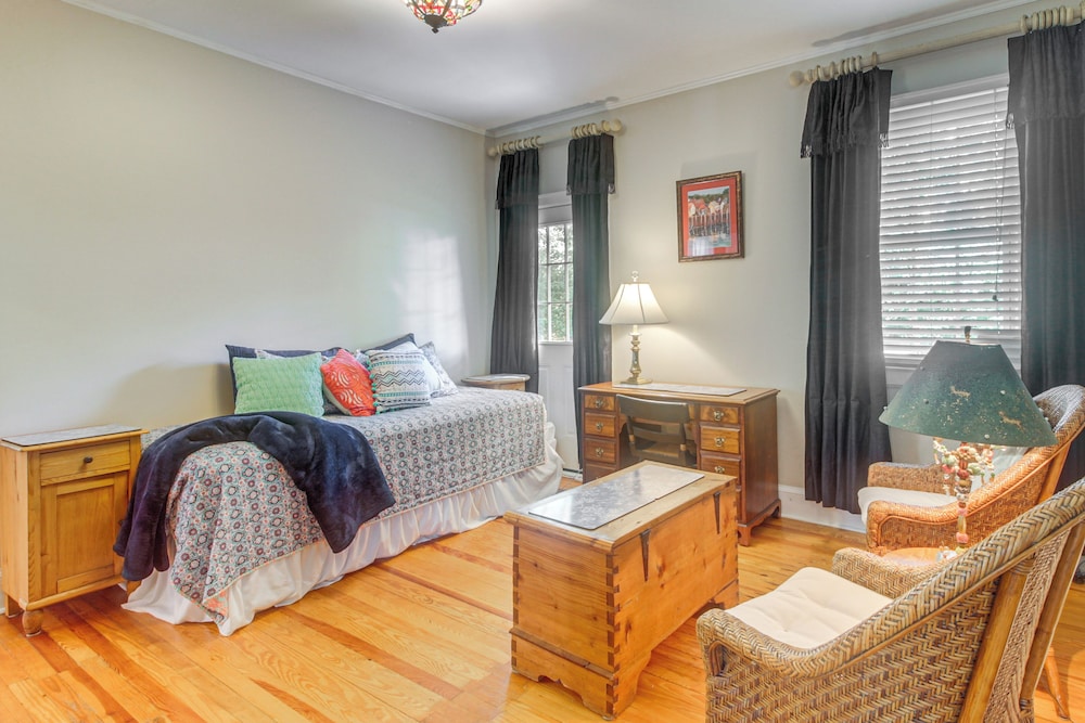 Walk to Dining & Shops: Historic Belmont Home