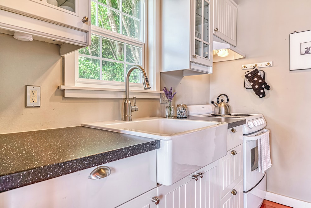 2 BR Beachfront Cottage w/ Grill & Expansive Deck