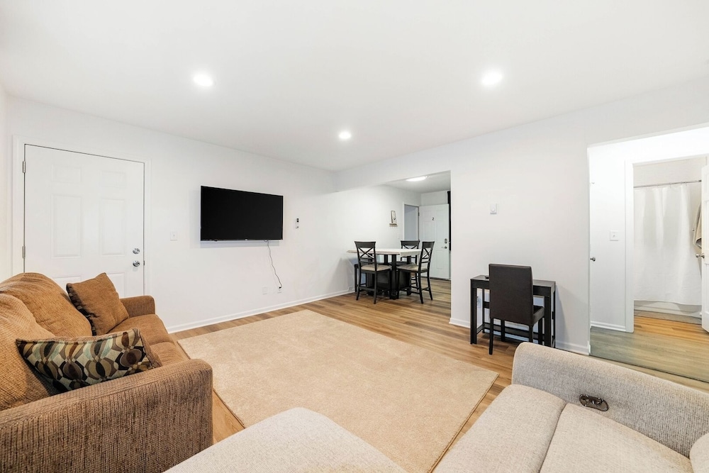 Renovated Apt w/ A/c, Wifi & Free Parking