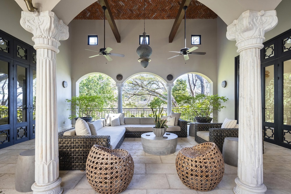 Arcos Del Mar Beachfront