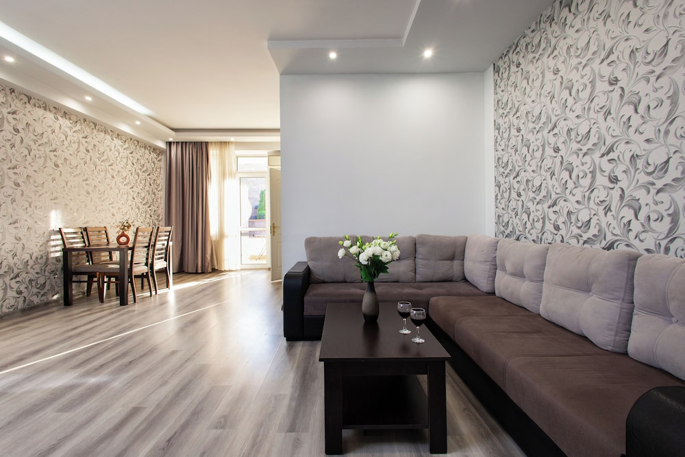 Apartment by Luxe Group HH331