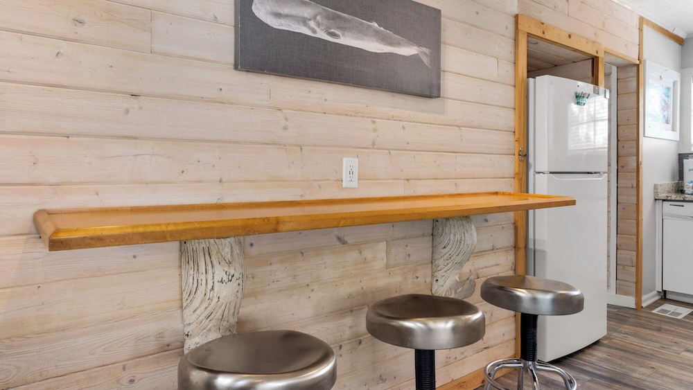 2BR Home, Private Heated Pool, 4 Bikes, Beach Access