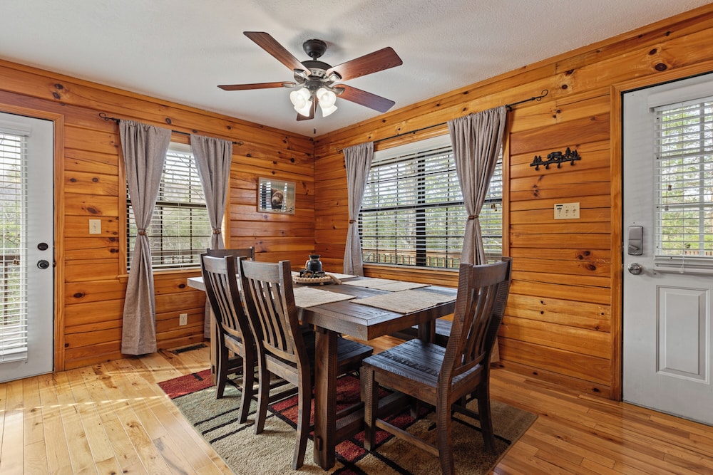 Bear Hideaway Cozy 3BR Cabin