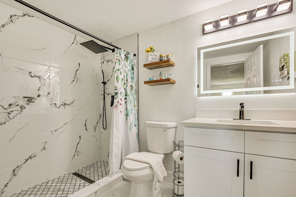 Canal-front Holiday Home Near Beach: Swim & Paddle