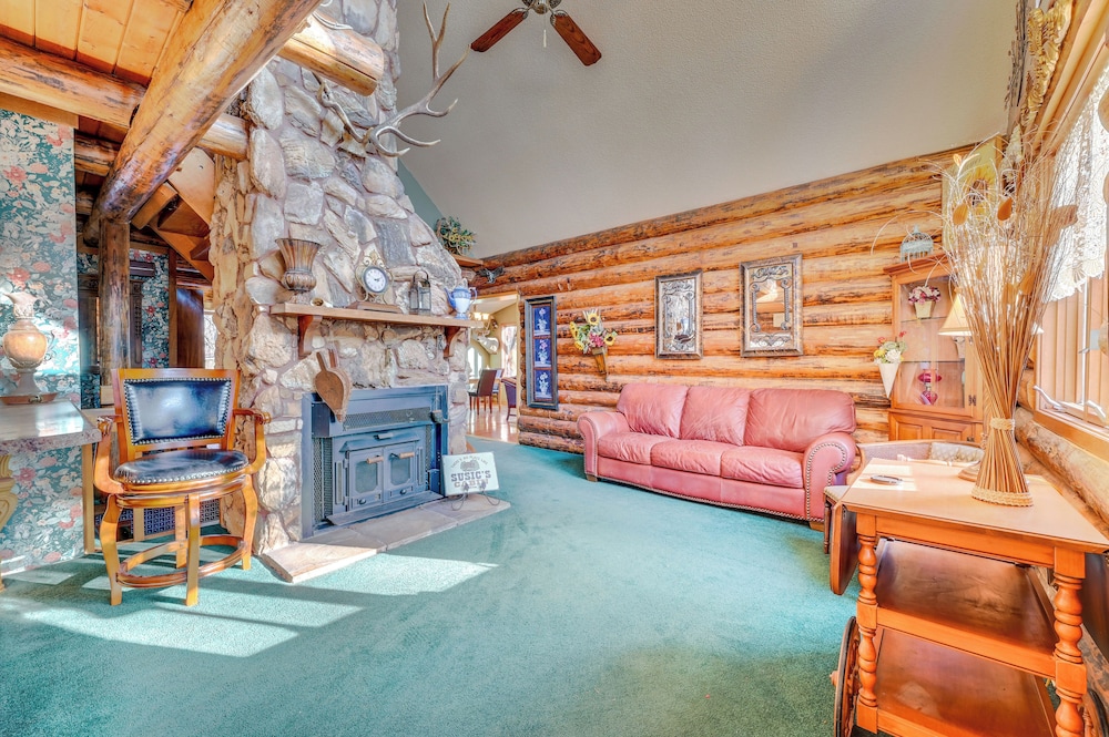 Walk to Saylorville Lake: Spacious Home w/ Deck!