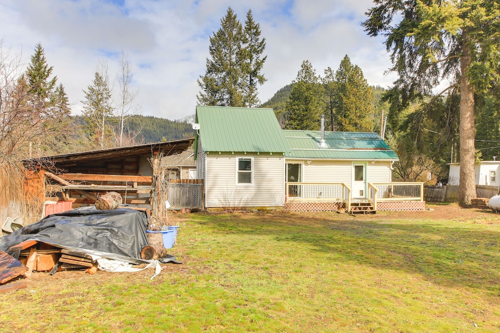 Clark Fork Vacation Home w/ Wood Stove Near Lake! view 2