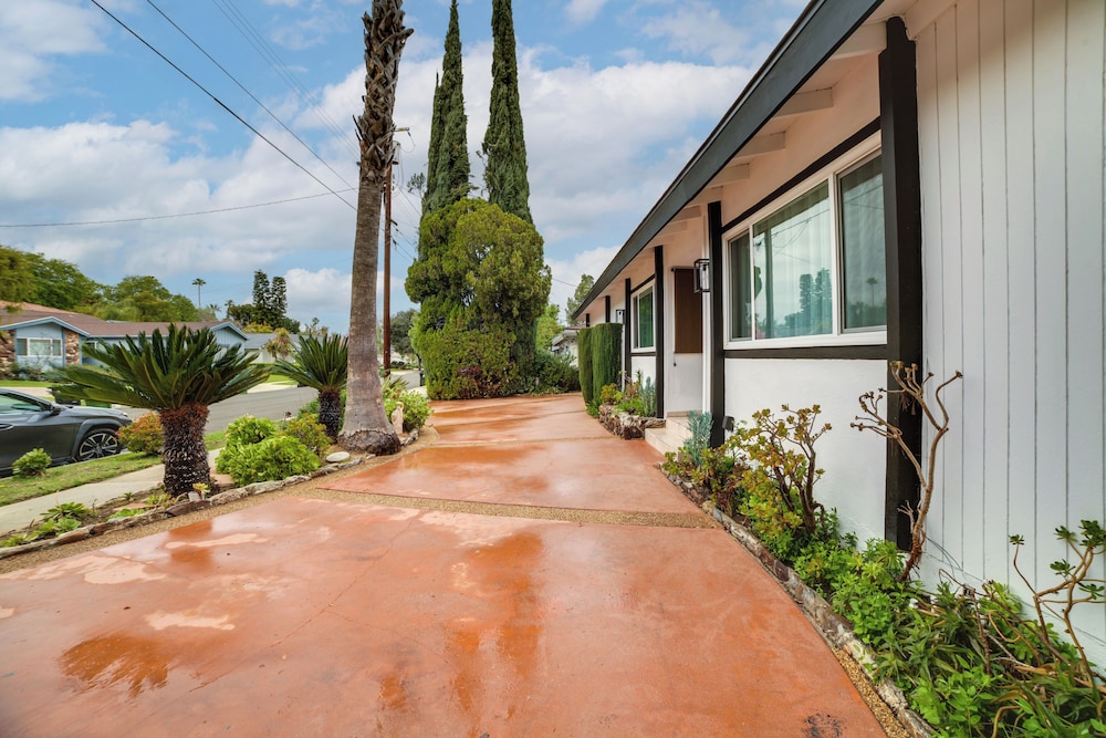 Private Pool & Patio: Luxe Encino Family Getaway