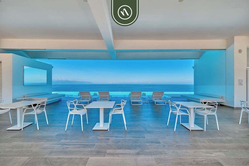 Oceanview Luxury Condo - Private Beach - Rooftpop