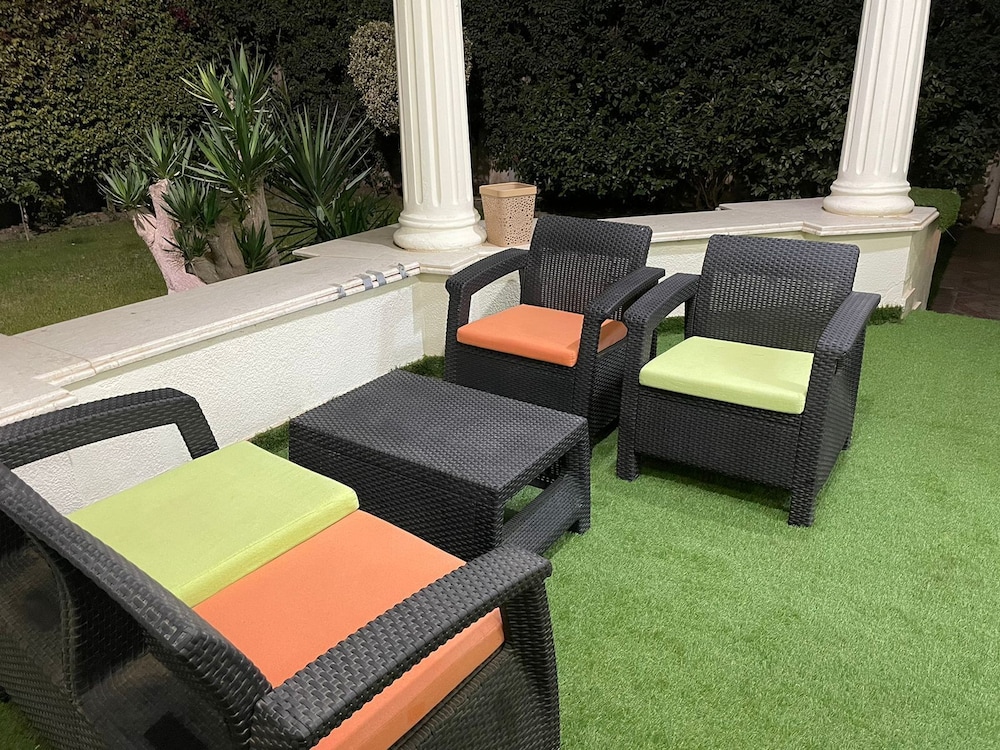 Beverly hills villa with garden