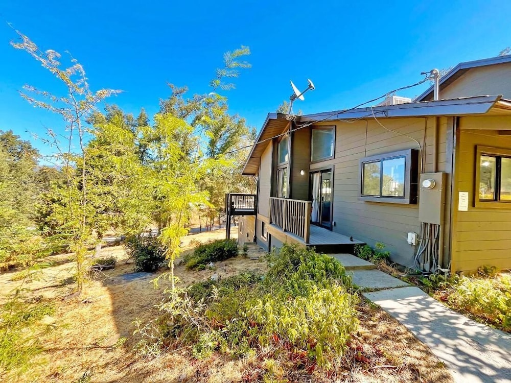 Modern Yosemite Cabin, 15min Bass Lake, Sleeps 8