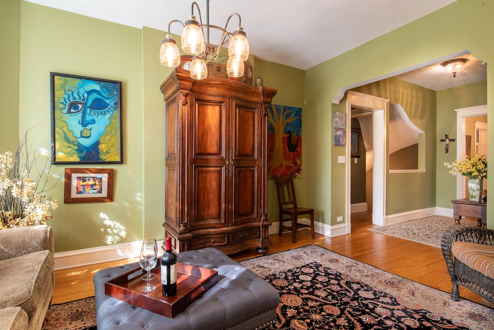 Chicago Guest House on Newport Avenue