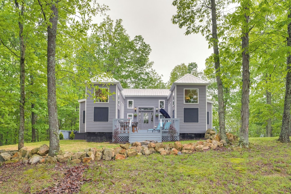 Cozy Couple's Retreat w/ Hot Tub in Smithville!