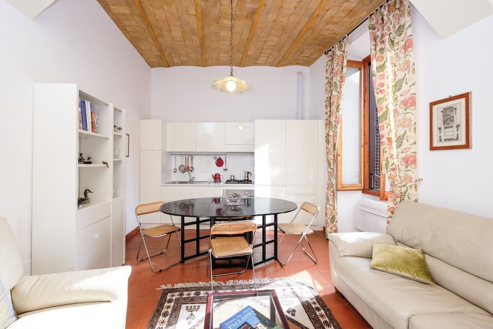 Trastevere Charming Retreat on Cobblestone Street
