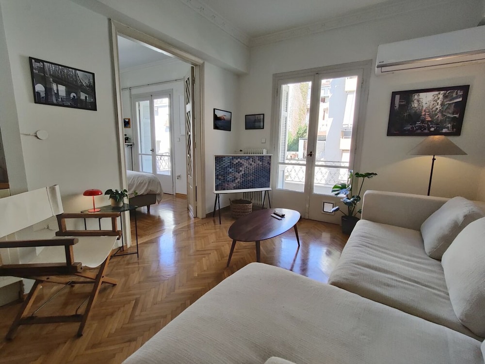 Stylish 1BR Apt With Retro Kitchen View Balcony
