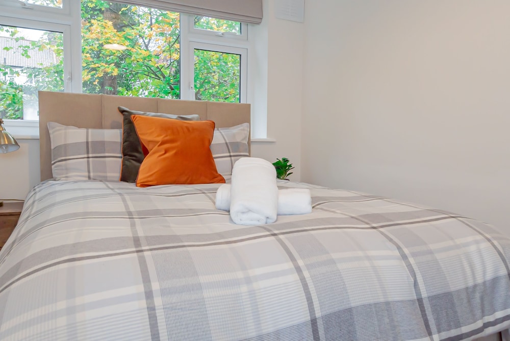 Stunning 2-bed Apartment in Purley - Croydon Gem view 3