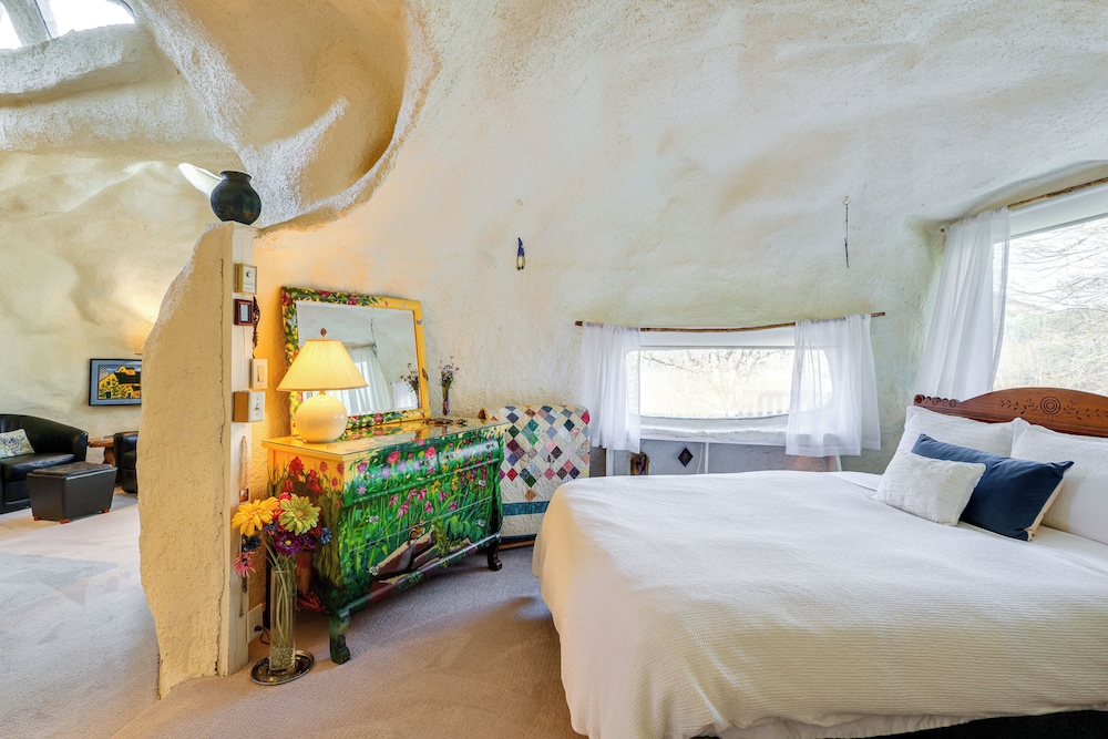 < 6 Mi to Arlington: 'whimsical Stone Abode!'