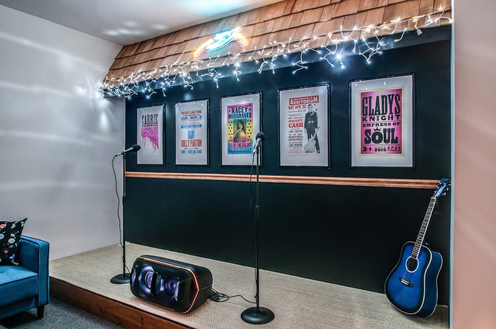 Rooftop DT City Views - Bluebird Karaoke - 14 Beds