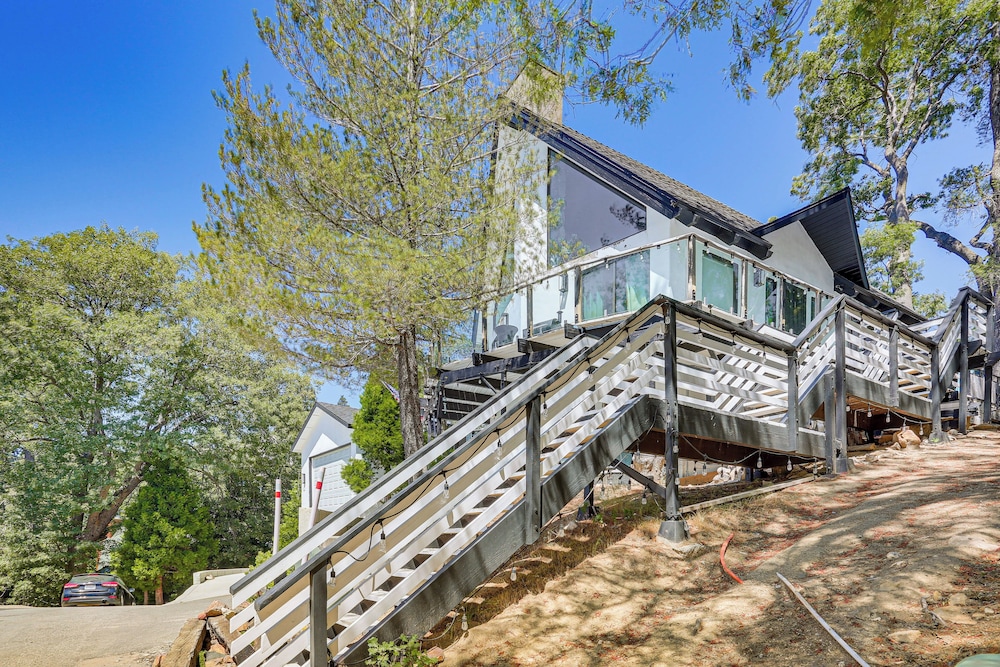 Lake Arrowhead Cabin w/ Hot Tub & Mountain Views!