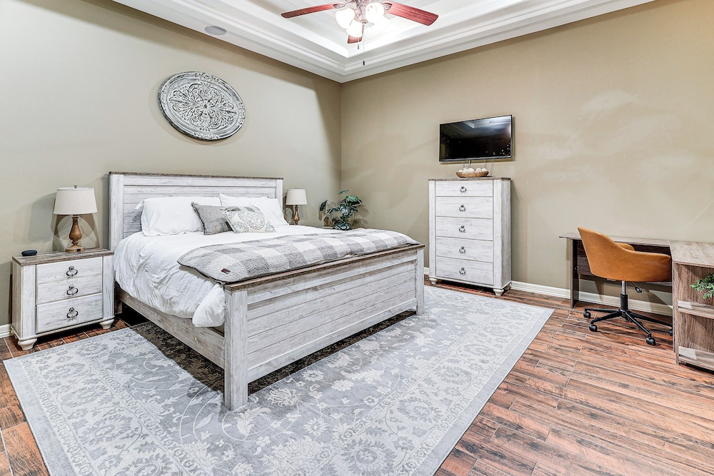 1 Mi to Utrgv Stadium: Roomy Retreat w/ Pool, Yard