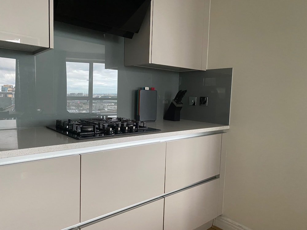 2 Bed Flat - Sleeps 4 - Parking - Wifi