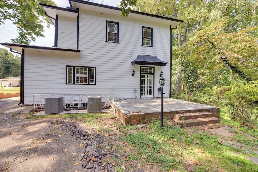 Home on Sprawling Estate, 6 Mi to Dtwn Spartanburg