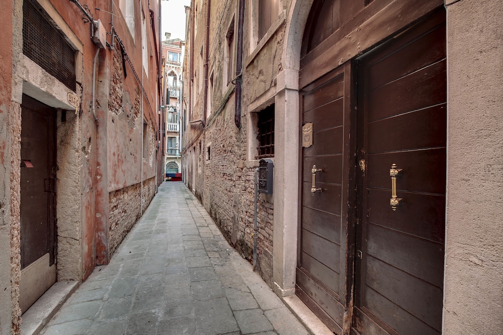 Rialto canal view