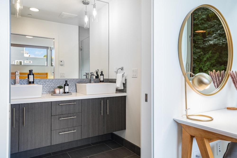 Alki Beach Escape Romantic Waterfront Getaway for 2 Extended Stay
