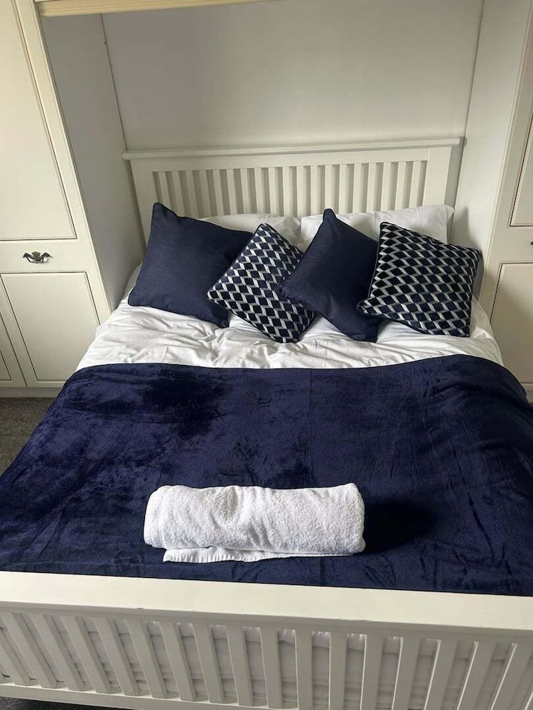 Family & Group Stay 3 Bedroom Swansea Home
